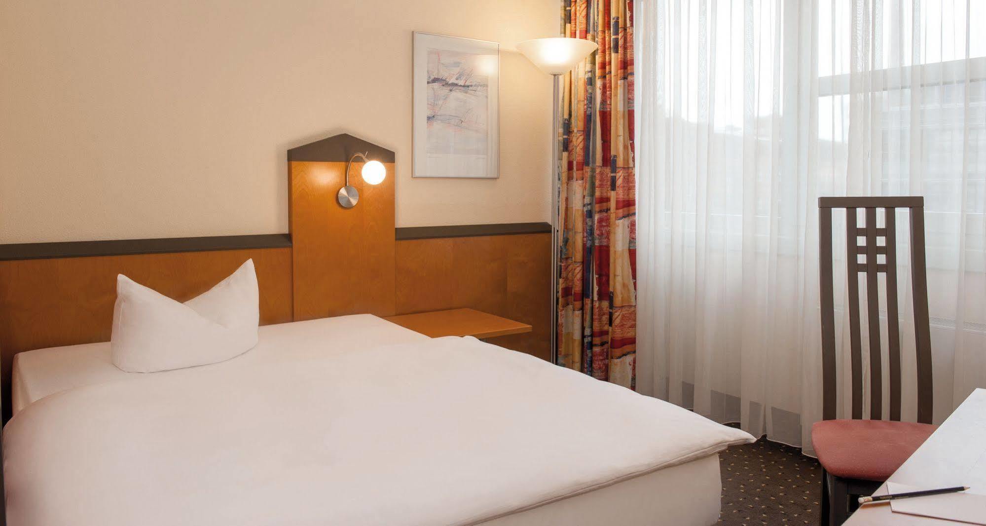 Victor'S Residenz-Hotel Berlin Tegel Экстерьер фото