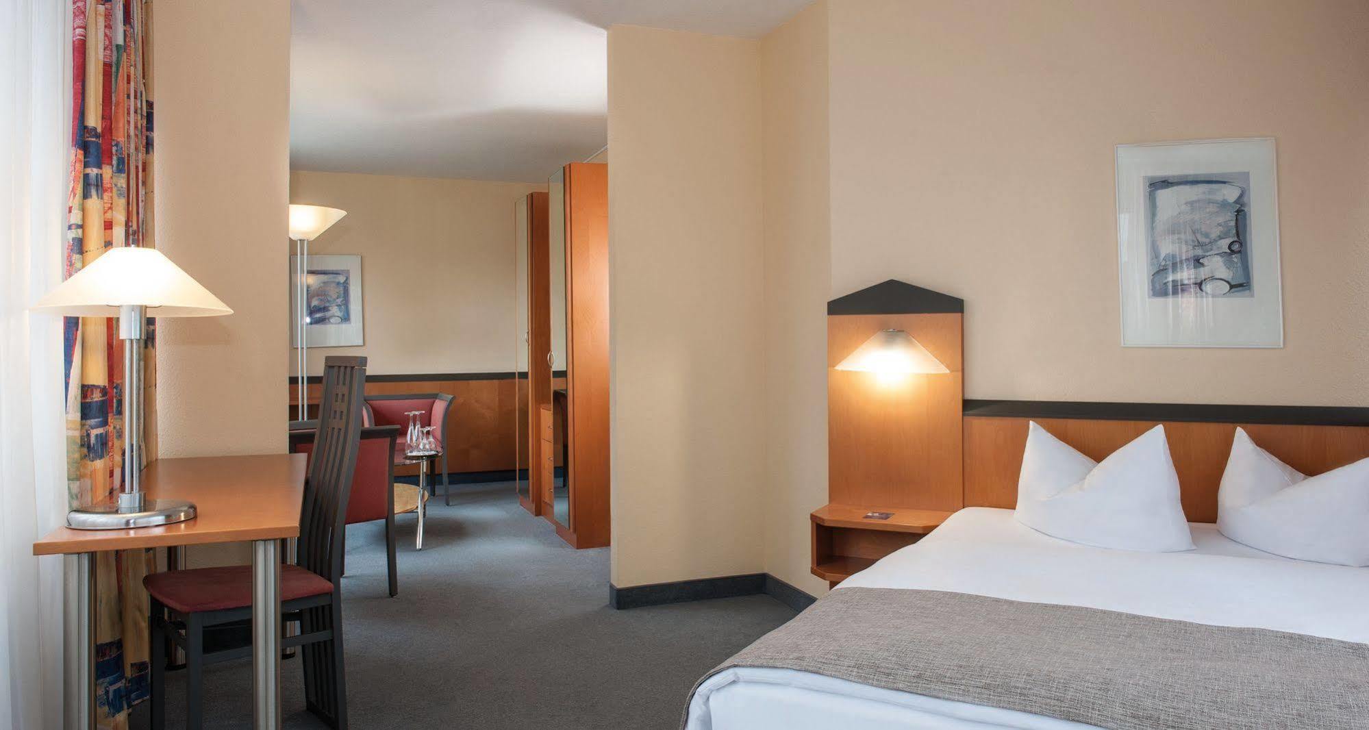 Victor'S Residenz-Hotel Berlin Tegel Экстерьер фото